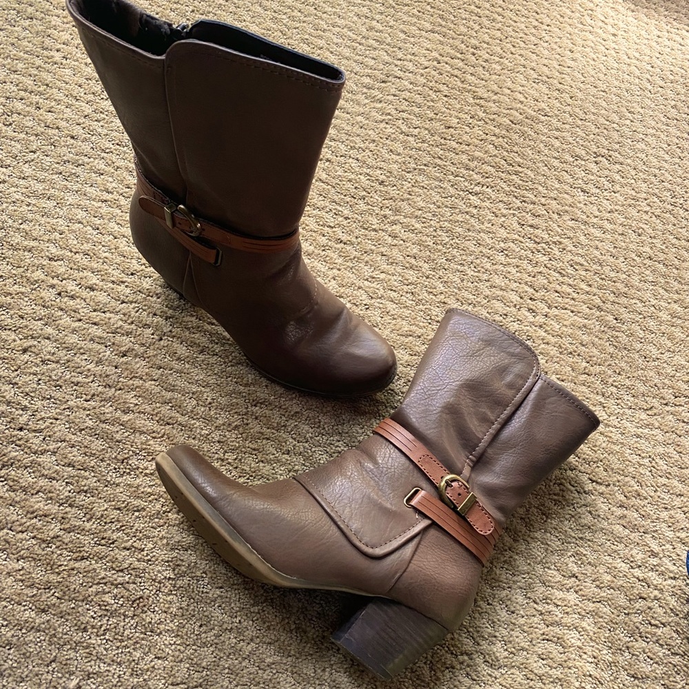 Bare traps brown boots